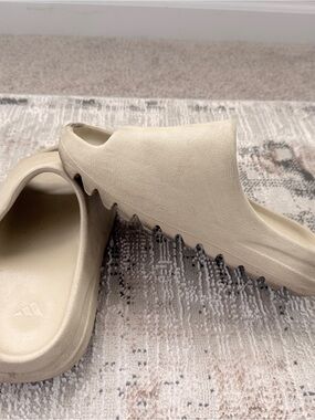 Yeezy Slide in Light Stone